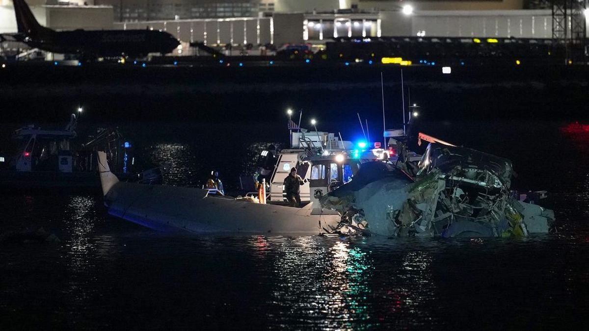 Rekaman Beber Black Hawk Diminta Terbang di Belakang American Airlines