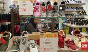 Transmart Full Day Sale, Aneka Sepatu dan Sandal Diskon hingga 70%