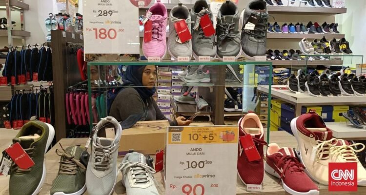 Transmart Full Day Sale, Aneka Sepatu dan Sandal Diskon hingga 70%