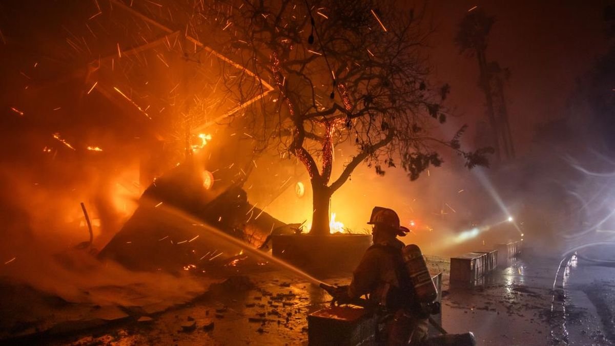 Kebakaran Hutan Dahsyat Melanda Los Angeles, 30 Ribu Orang Dievakuasi