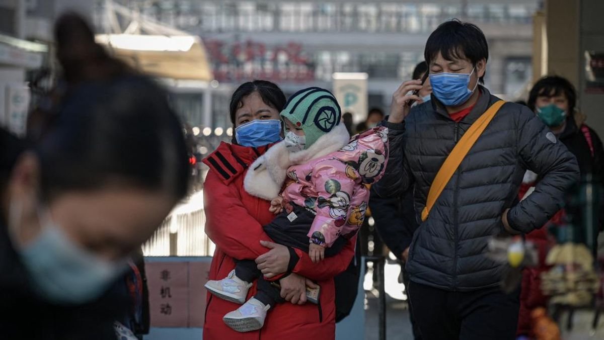 Warga China Mulai Pakai Masker Lagi Kala Virus HMPV Meningkat