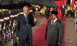 Momen Erdogan Payungi Prabowo saat Tiba di Bandara Halim