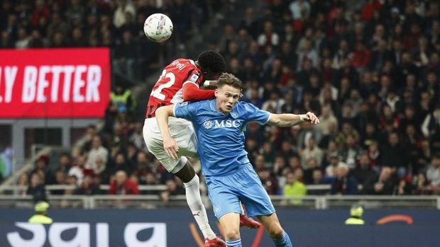 Soccer Football - Serie A - AC Milan v Napoli - San Siro, Milan, Italy - October 29, 2024 Napoli's Scott McTominay in action with AC Milan's Emerson Royal REUTERS/Alessandro Garofalo