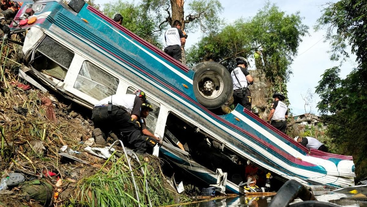 50 Orang Tewas Usai Bus Terjun dari Jembatan di Guatemala