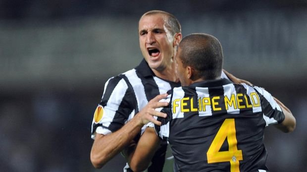 Juventus defender Giorgio Chiellini (L) celebrates with Juventus Brasilian midfielder Felipe Melo after scoring against Lech Poznan during their Europa League football match at Olympic Stadium in Turin on September 16, 2010. AFP PHOTO / GIUSEPPE CACACE (Photo by GIUSEPPE CACACE / AFP)