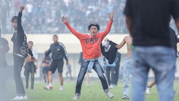 Suporter Persela Lamongan memasuki lapangan pada pertandingan Liga 2 antara Persela Lamongan melawan Persijap Jepara di Stadion Tuban Sport Center, Tuban, Jawa Timur, Selasa (18/2/2024). Pertandingan tersebut dihentikan di menit ke-79 dikarenakan suporter Persela memasuki lapangan dan merusak sejumlah fasilitas stadion. ANTARA FOTO/Rizal Hanafi/foc.