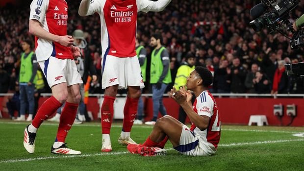 Soccer Football - Premier League - Arsenal v Manchester City - Emirates Stadium, London, Britain - February 2, 2025 Arsenal's Myles Lewis-Skelly celebrates scoring their third goal with Gabriel and Declan Rice REUTERS/David Klein EDITORIAL USE ONLY. NO USE WITH UNAUTHORIZED AUDIO, VIDEO, DATA, FIXTURE LISTS, CLUB/LEAGUE LOGOS OR 'LIVE' SERVICES. ONLINE IN-MATCH USE LIMITED TO 120 IMAGES, NO VIDEO EMULATION. NO USE IN BETTING, GAMES OR SINGLE CLUB/LEAGUE/PLAYER PUBLICATIONS. PLEASE CONTACT YOUR ACCOUNT REPRESENTATIVE FOR FURTHER DETAILS..