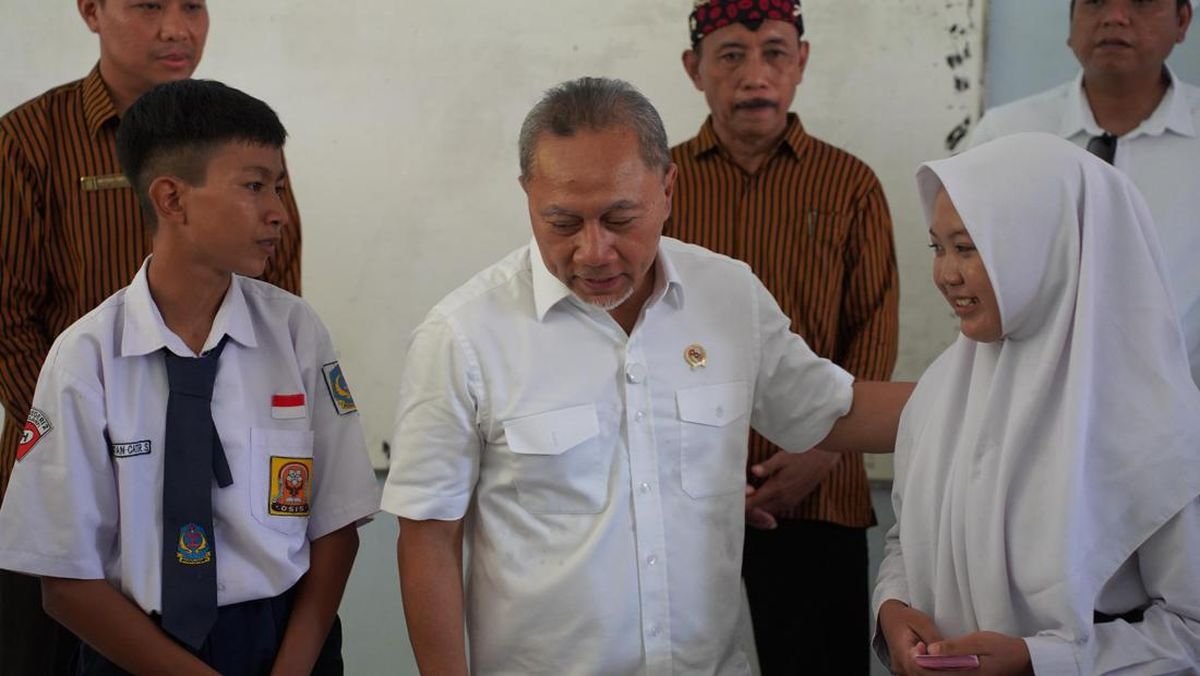 Zulhas Gunakan Gaji Pokoknya untuk Bantu Siswa Yatim dan Kurang Mampu