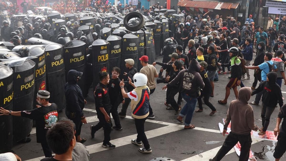 Bentrok Eksekusi Lahan di Makassar, Massa Lempari Polisi