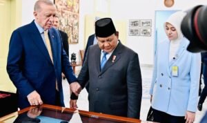 Prabowo Beri Hadiah Senapan Serbu dan Keris Bali ke Erdogan