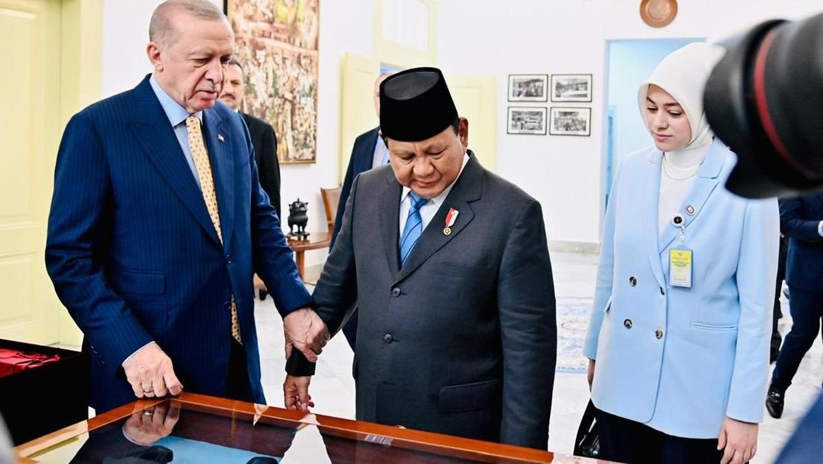 Prabowo Beri Hadiah Senapan Serbu dan Keris Bali ke Erdogan