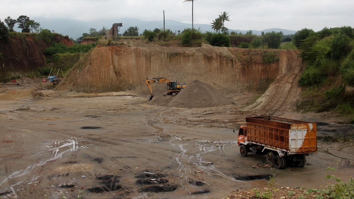 Warga Adat Segel Tambang Pasir Merah di Maluku