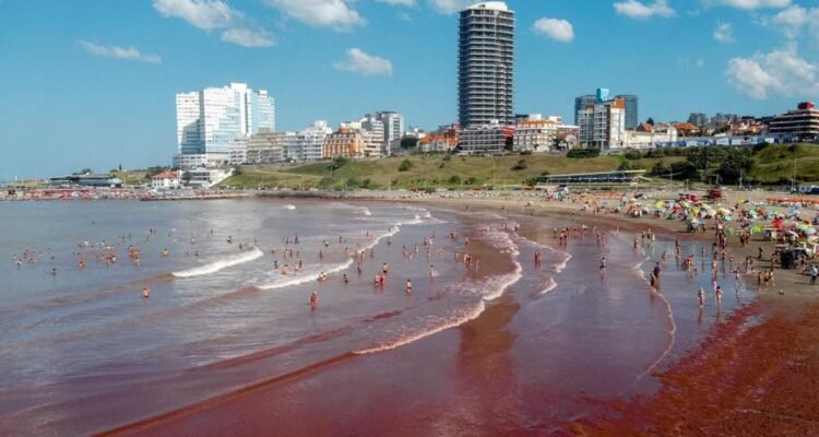 Fenomena Alam, Pasir di Pantai Argentina Berubah Jadi Merah