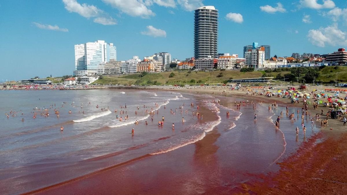 Fenomena Alam, Pasir di Pantai Argentina Berubah Jadi Merah