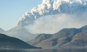 Gunung Lewotobi Laki-laki Meletus, Semburkan Abu Vulkanik 2 Km