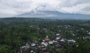 Gunung Semeru Erupsi Sabtu Malam, Tinggi Letusan 700 Meter