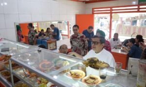 Kepala BPJPH Akan Bagikan Sertifikat Halal ke 50 Ribu Pengusaha Warteg