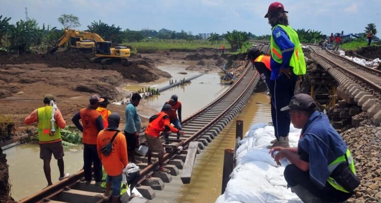 30 Perjalanan KA Semarang-Surabaya Masih Dialihkan Imbas Banjir