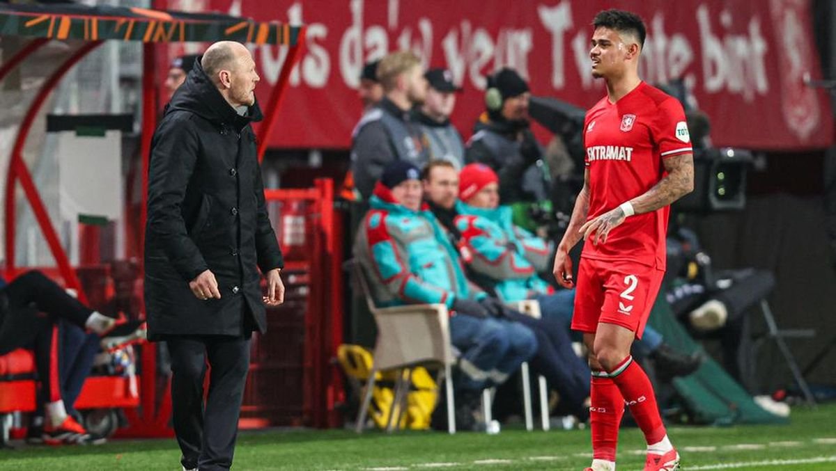 Gol Bunuh Diri Mees Hilgers Disorot Pelatih Twente