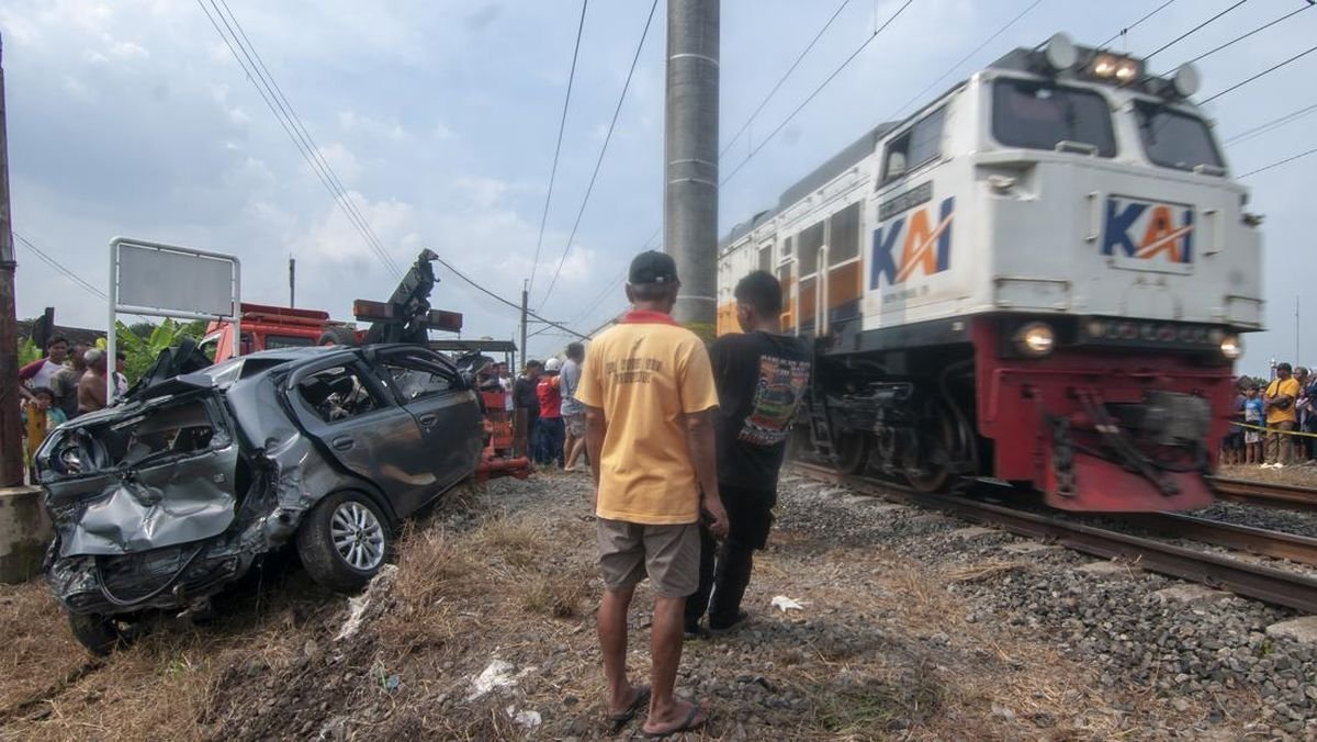 KA Logawa Tertemper Truk di Jember, 1 Orang Tewas