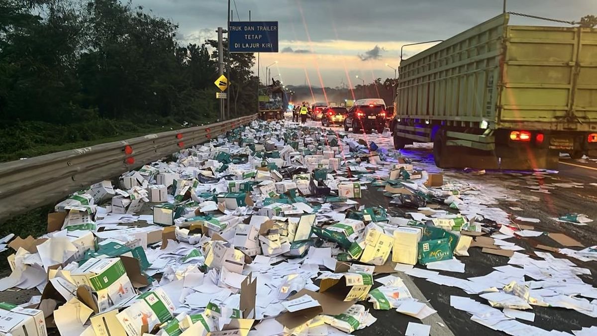 Dua Truk Kecelakaan di Cipularang, Kertas Berhamburan di Jalan