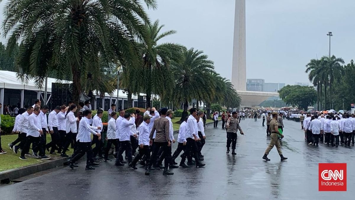 Ratusan Kepala Daerah Diguyur Hujan saat Latihan Pelantikan di Monas