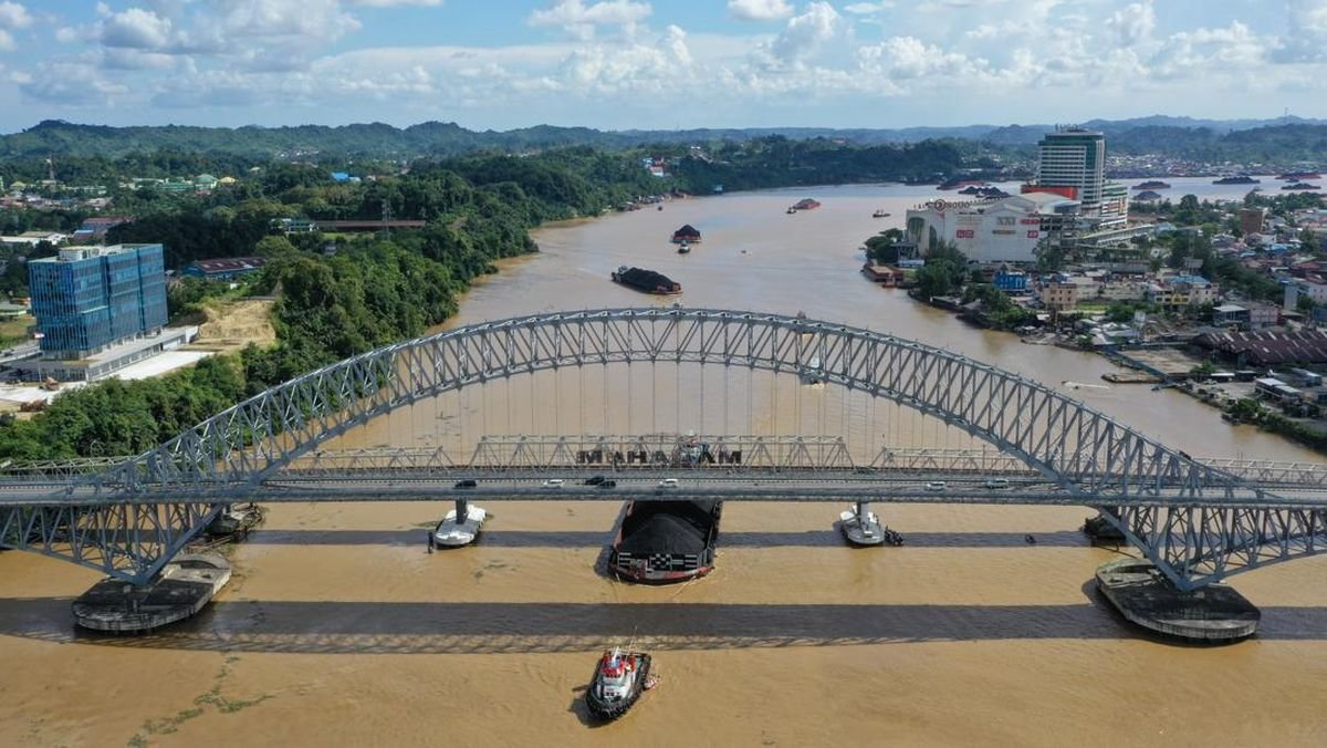 Jembatan Mahakam Kaltim Ditutup Usai Ditabrak Kapal Tongkang