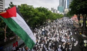 Lautan Massa Aksi Bela Palestina di Taman Apsari Surabaya