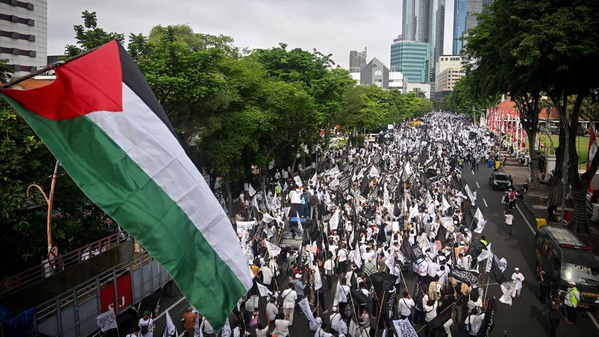 Lautan Massa Aksi Bela Palestina di Taman Apsari Surabaya