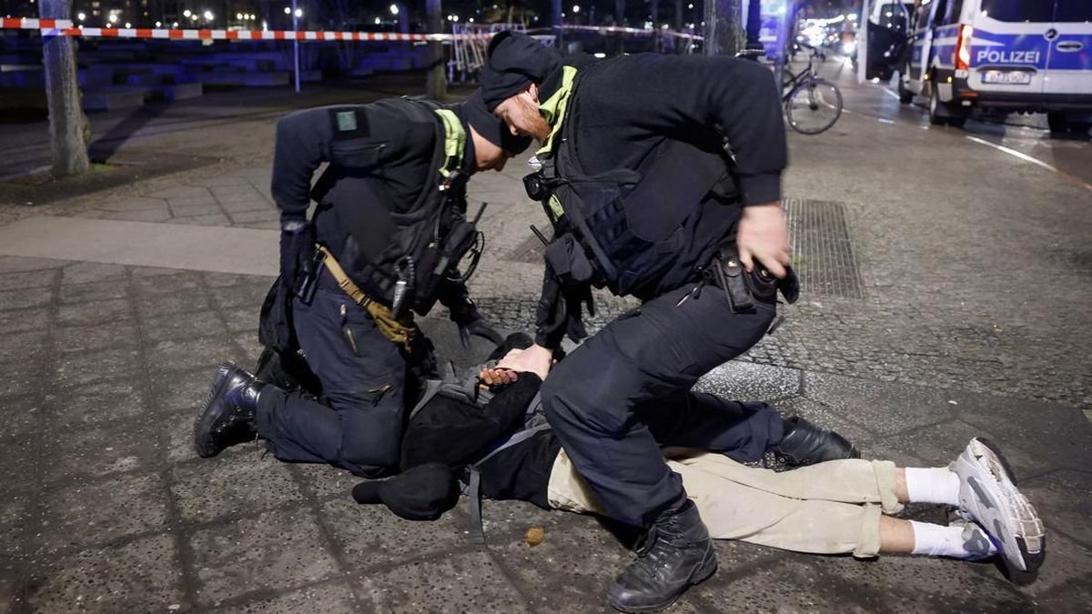 Momen Penangkapan Tersangka Penusukan di Tugu Holocaust Berlin