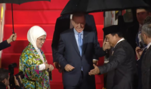 Erdogan Semobil dengan Prabowo Usai Tiba di Indonesia