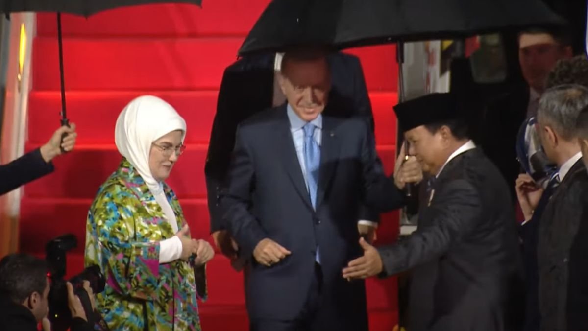 Erdogan Semobil dengan Prabowo Usai Tiba di Indonesia