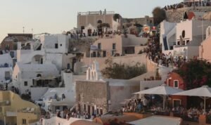 Santorini Diguncang Gempa 200 Kali, Warga & Turis Diminta Waspada