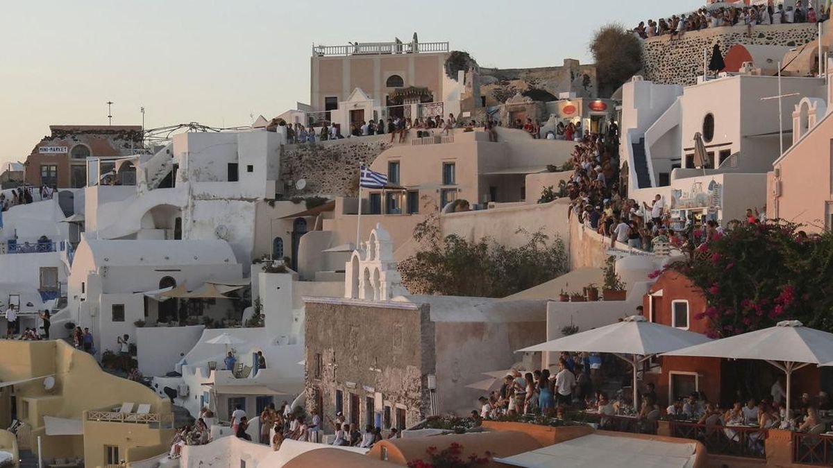 Santorini Diguncang Gempa 200 Kali, Warga & Turis Diminta Waspada