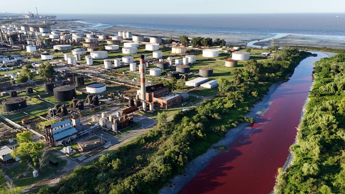 Air Sungai di Buenos Aires Mendadak Berubah Merah