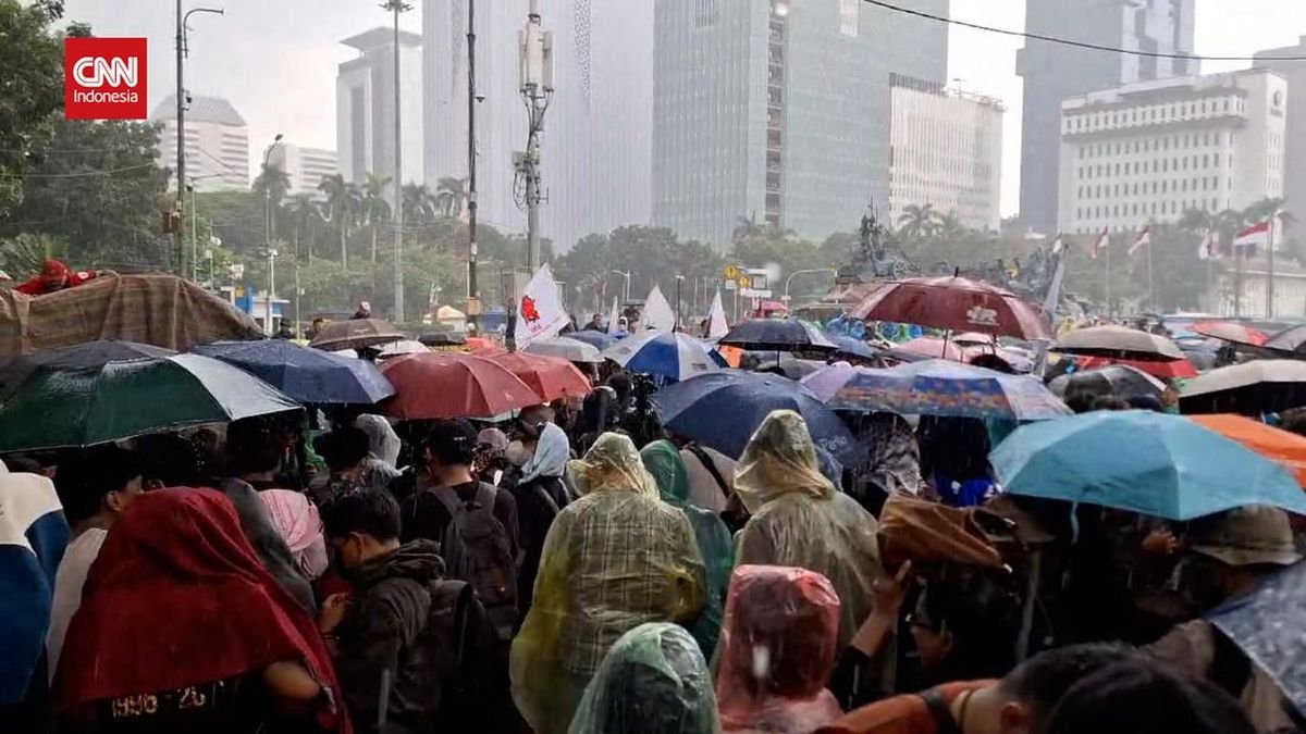 Hujan Guyur Patung Kuda, Massa Aksi Indonesia Gelap Bertahan