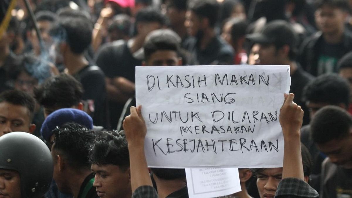 Rangkaian Aksi Lanjutan 'Indonesia Gelap': dari Padang hingga Malang