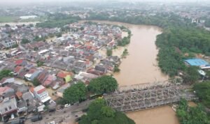 Banjir Bekasi, Sebagian Warga Pilih Mengungsi di Lantai 2 Rumah