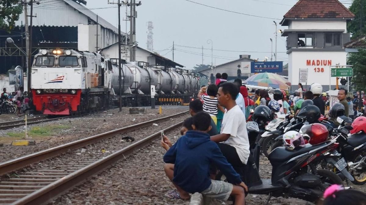 KAI Larang Masyarakat Ngabuburit di Jalur Kereta Api