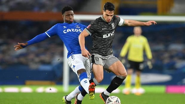 Everton's English defender Thierry Small (L) tackles Sheffield Wednesday's Dutch midfielder Joey Pelupessy (C) during the English FA Cup fourth round football match between Everton and Sheffield Wednesday at Goodison Park in Liverpool, north west England on January 24, 2021. (Photo by Paul ELLIS / AFP) / RESTRICTED TO EDITORIAL USE. No use with unauthorized audio, video, data, fixture lists, club/league logos or 'live' services. Online in-match use limited to 120 images. An additional 40 images may be used in extra time. No video emulation. Social media in-match use limited to 120 images. An additional 40 images may be used in extra time. No use in betting publications, games or single club/league/player publications. /