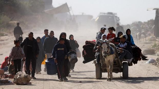 Palestinians make their way to flee their homes, after the Israeli army issued evacuation orders for a number of neighborhoods, following heavy Israeli strikes, in Beit Lahiya in the northern Gaza Strip March 18, 2025. REUTERS/Abd Elhkeem Khaled     TPX IMAGES OF THE DAY