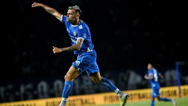 Pesepakbola Persib Bandung Tyronne Del Pino melakukan seleberasi usai mencetak gol ke gawang PSIS Semarang pada pertandingan BRI Liga 1 di Stadion Si Jalak Harupat, Kabupaten Bandung, Jawa Barat, Mingggu (15/9/2024). Pertandingan tersebut dimenangkan oleh Persib Bandung dengan skor 2-1. ANTARA FOTO/Raisan Al Farisi/foc.