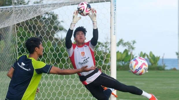 Kiper Timnas Indonesia Daffa Fasya (kanan) berupaya menangkap bola saat mengikutii latihan untuk persiapan Piala AFF 2024 di Bali United Training Center, Gianyar, Bali, Jumat (29/11/2024). Timnas Indonesia tergabung dalam Grup B bersama Vietnam, Filipina, Myanmar, dan Laos dalam Piala AFF 2024 yang dimulai pada 9 Desember 2024. ANTARA FOTO/Nyoman Hendra Wibowo/tom.