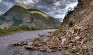 Jalur Wisata Simpenan-Kiaradua Lumpuh Akibat Banjir-Longsor