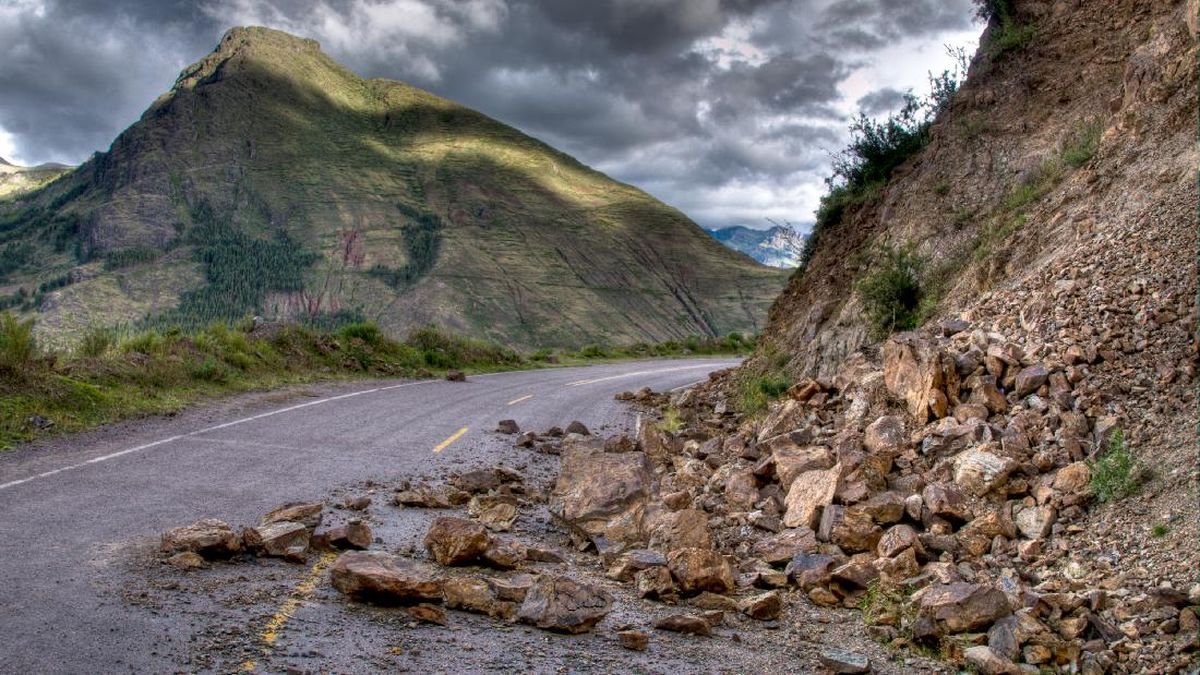 Jalur Wisata Simpenan-Kiaradua Lumpuh Akibat Banjir-Longsor