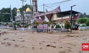 Banjir Bandang Terjang Kawasan Wisata Parapat, 50 Rumah Rusak