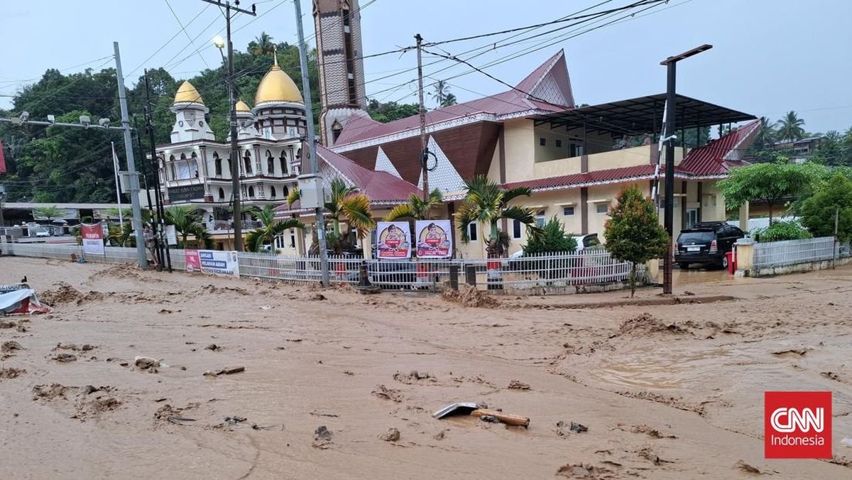 Banjir Bandang Terjang Kawasan Wisata Parapat, 50 Rumah Rusak