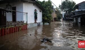 Balita yang Terseret Arus Kali Ciliwung Ditemukan Meninggal Dunia