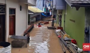 Kampung Melayu Masih Terendam Banjir Lebih dari Satu Meter