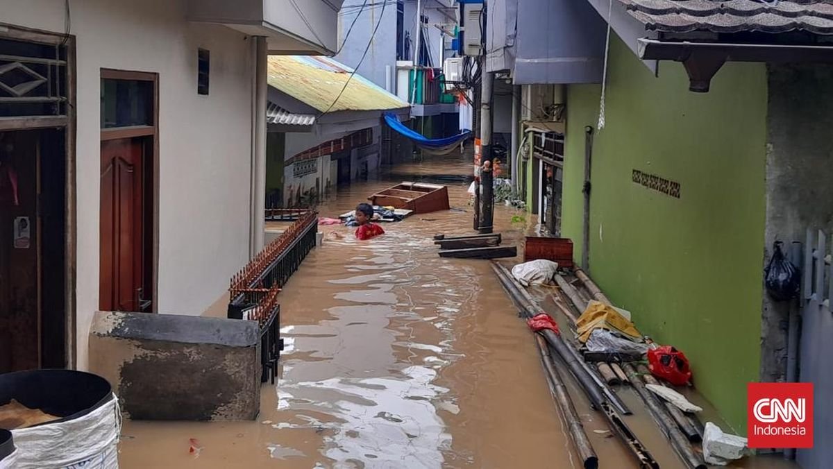 Kampung Melayu Masih Terendam Banjir Lebih dari Satu Meter